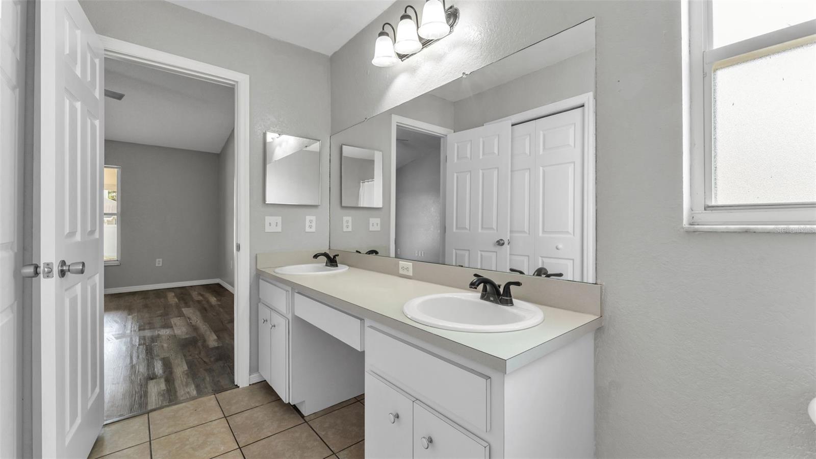 Image 19 of 41 For 5284 English Drive