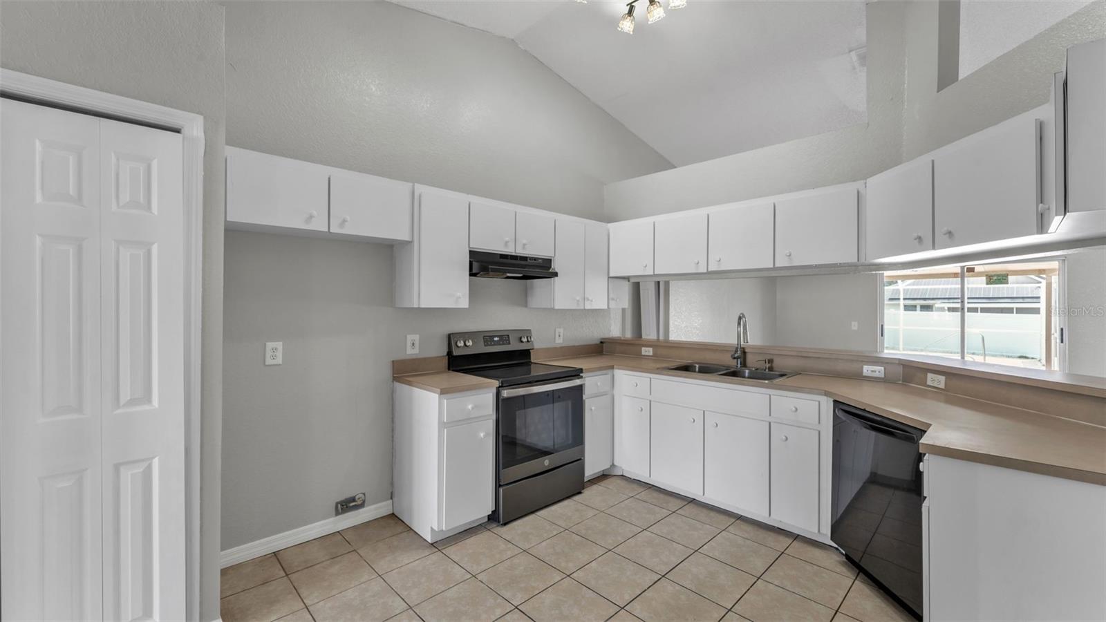 Image 7 of 41 For 5284 English Drive
