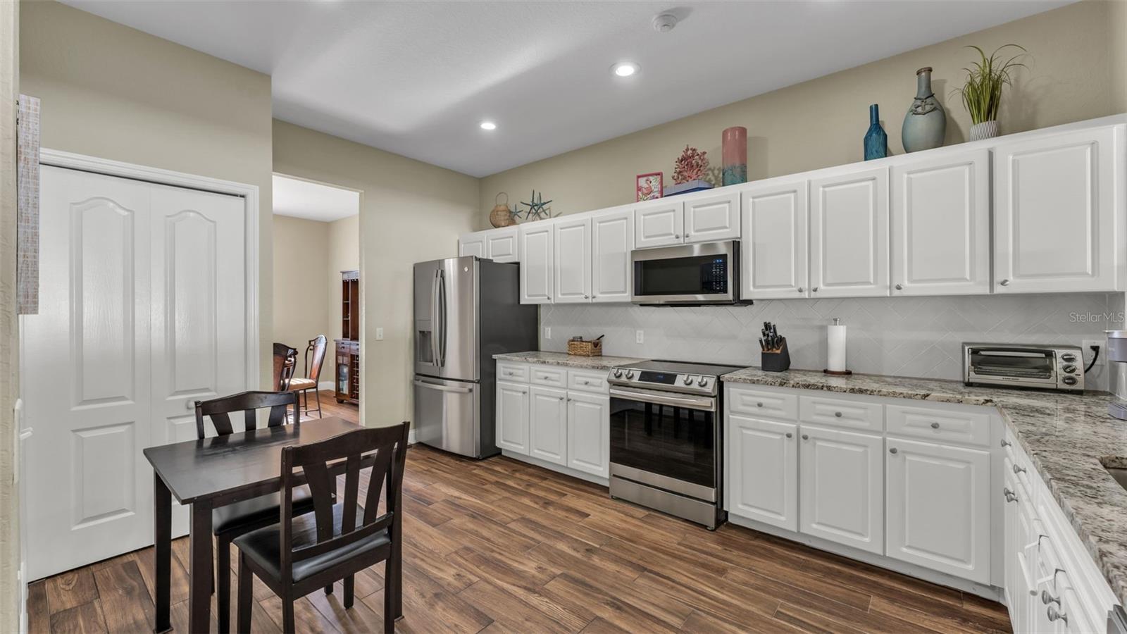 Listing photo id 9 for 5285 English Drive