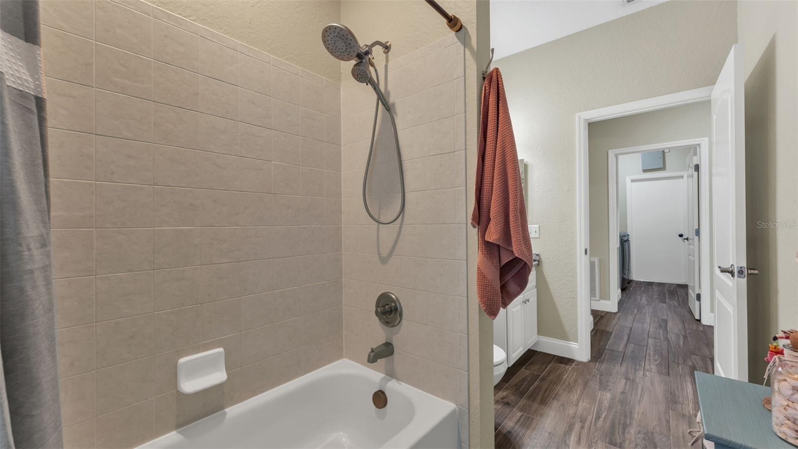 Listing photo id 21 for 5285 English Drive