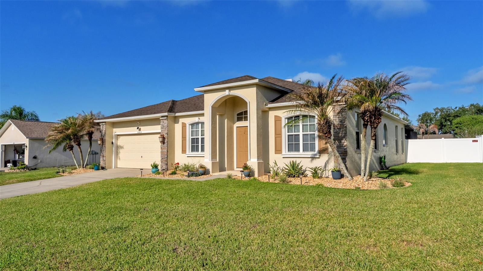 Listing photo id 1 for 5285 English Drive