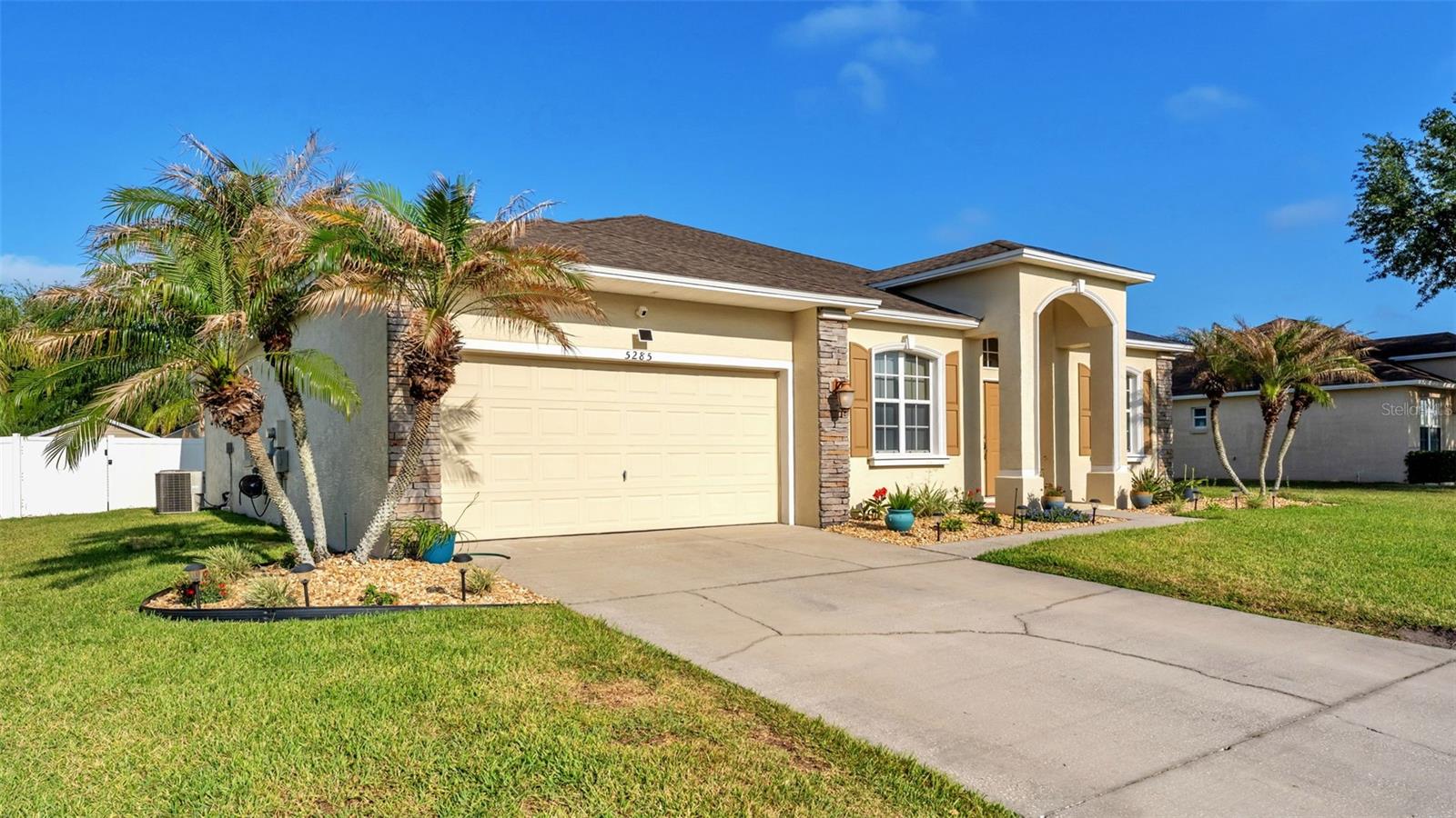 Listing photo id 2 for 5285 English Drive