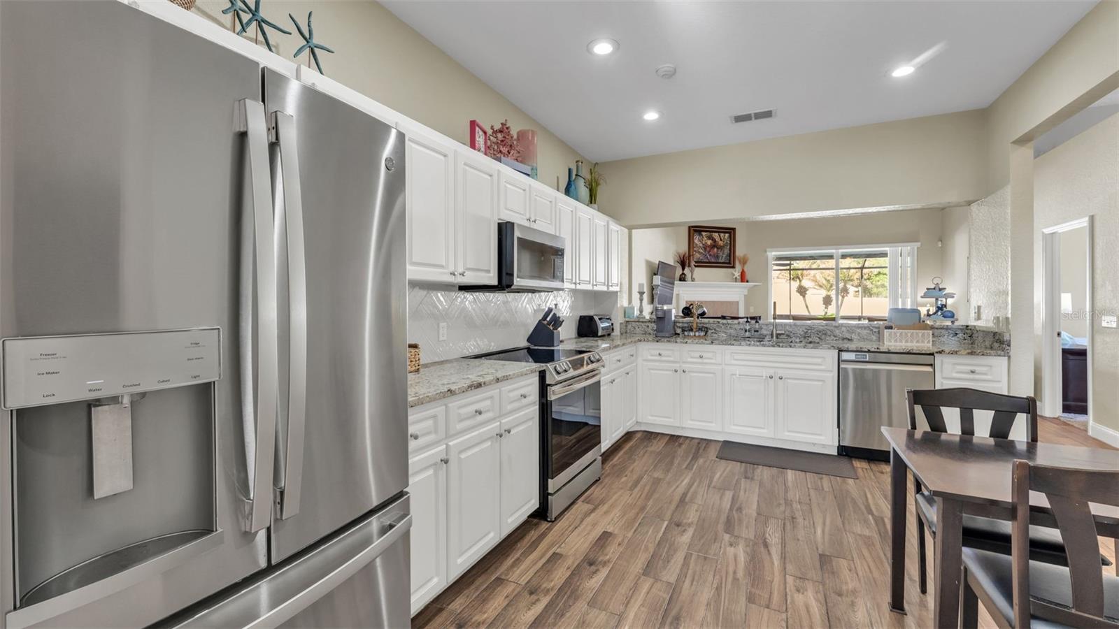Listing photo id 6 for 5285 English Drive