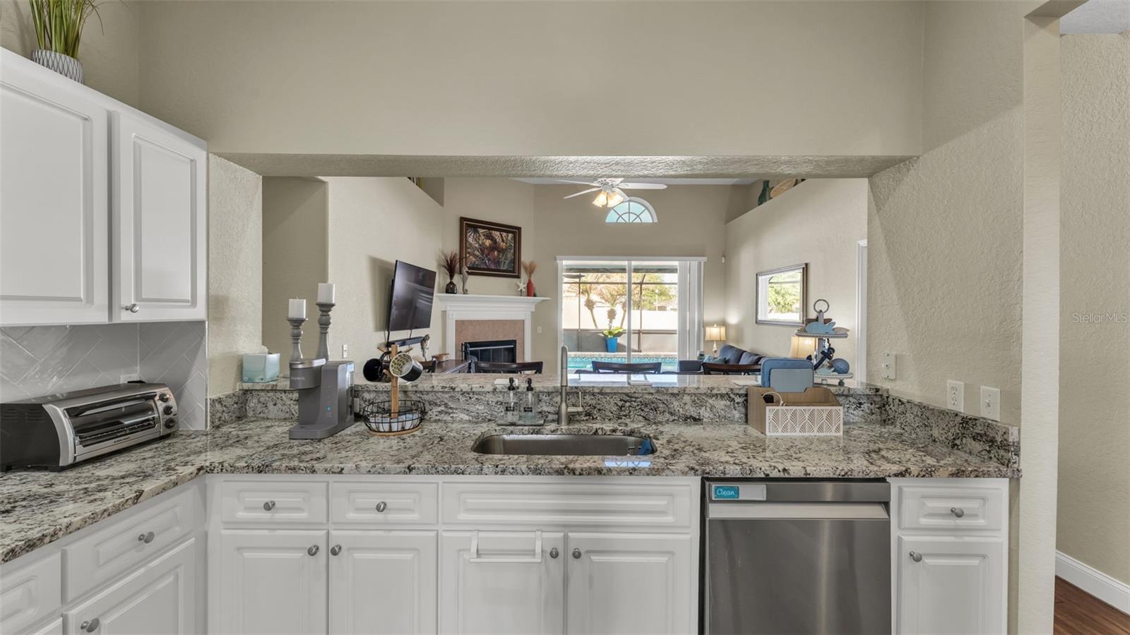 Listing photo id 7 for 5285 English Drive