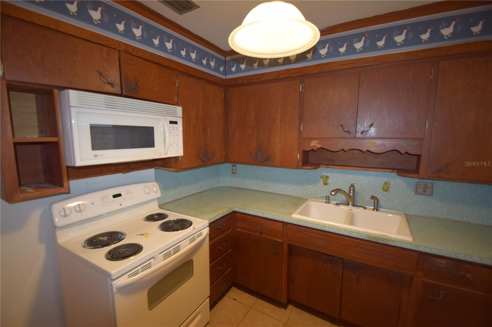 Image 10 of 19 For 431 Hampton Avenue