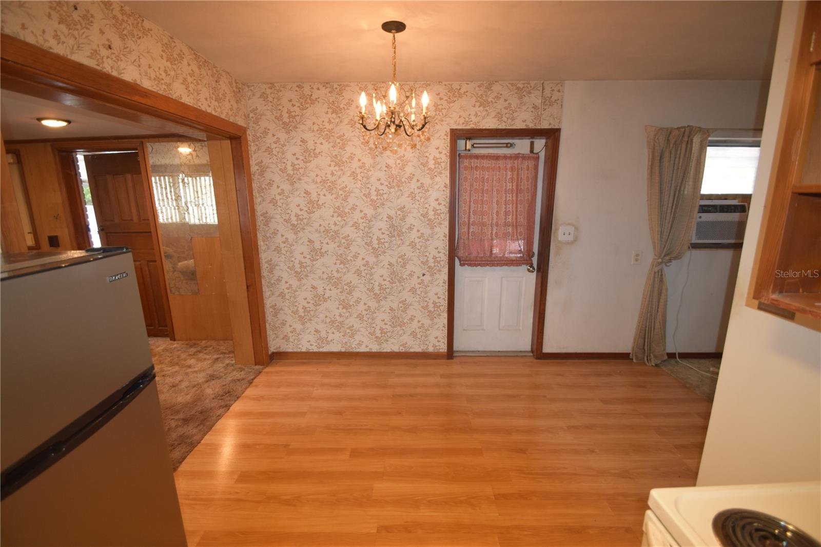 Image 11 of 19 For 431 Hampton Avenue