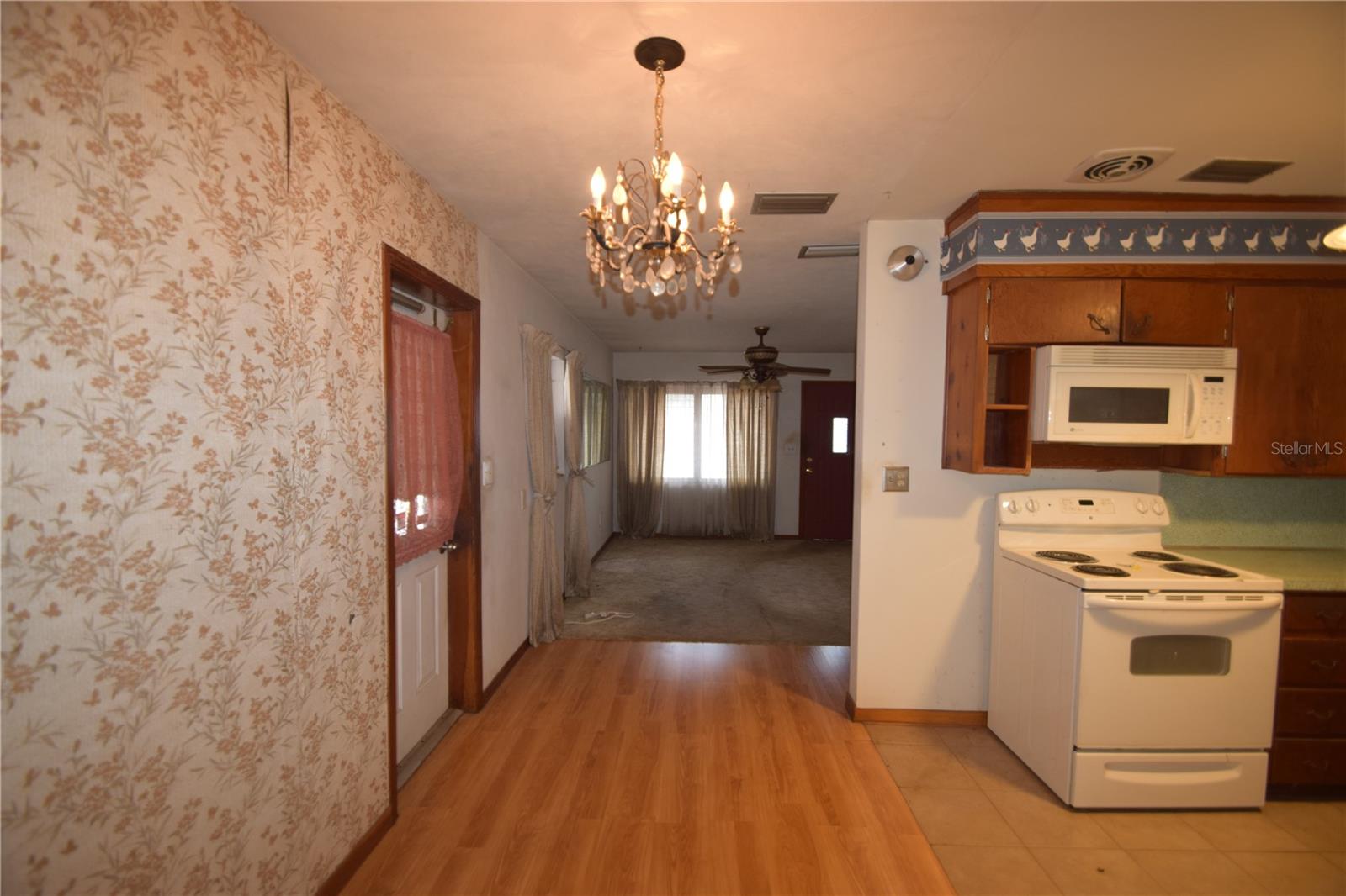 Image 13 of 19 For 431 Hampton Avenue