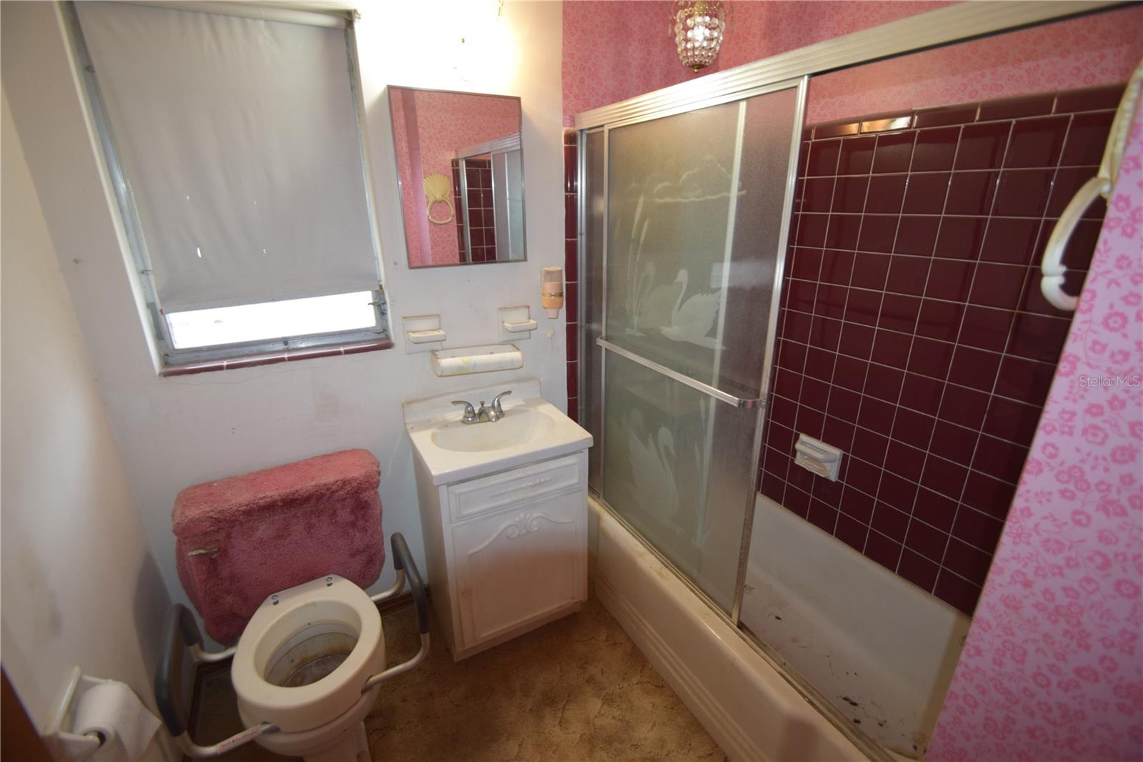 Image 14 of 19 For 431 Hampton Avenue