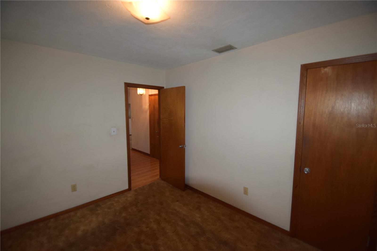 Image 16 of 19 For 431 Hampton Avenue