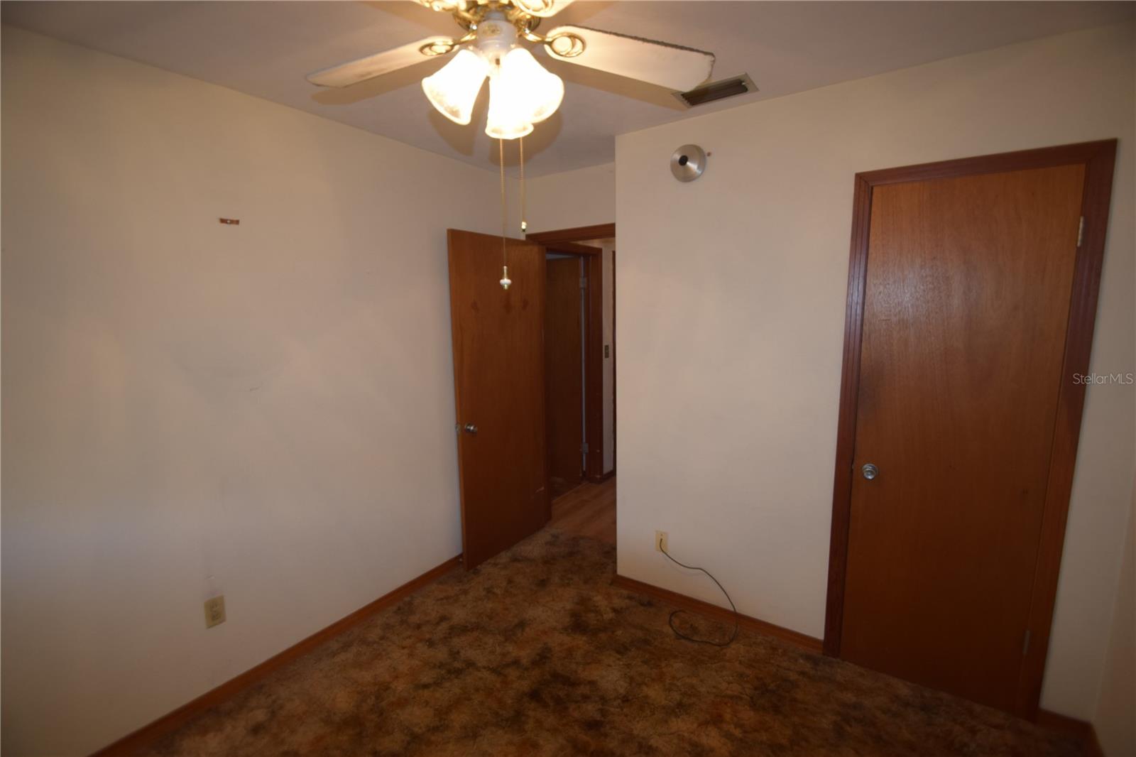 Image 17 of 19 For 431 Hampton Avenue