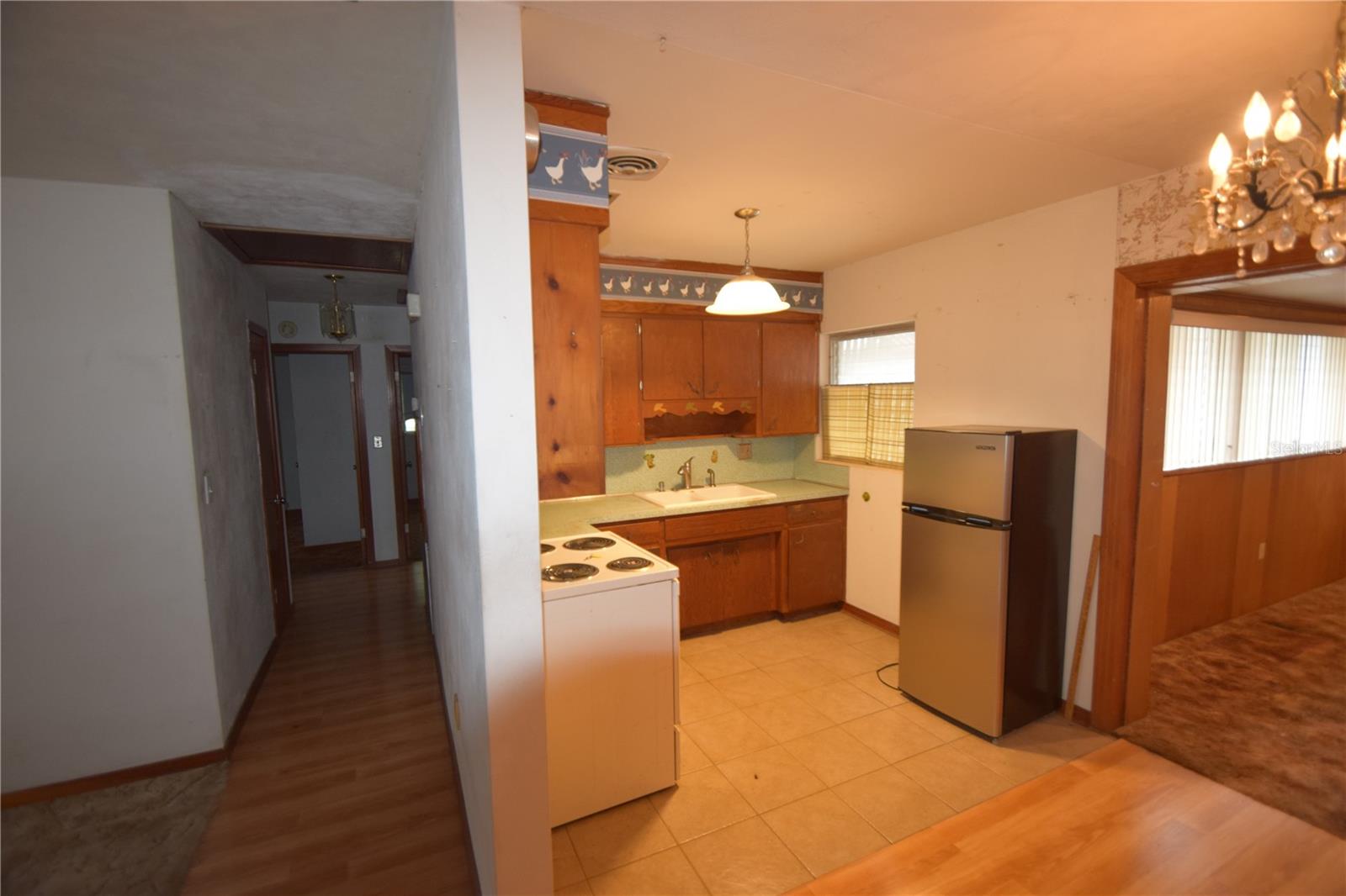 Image 8 of 19 For 431 Hampton Avenue