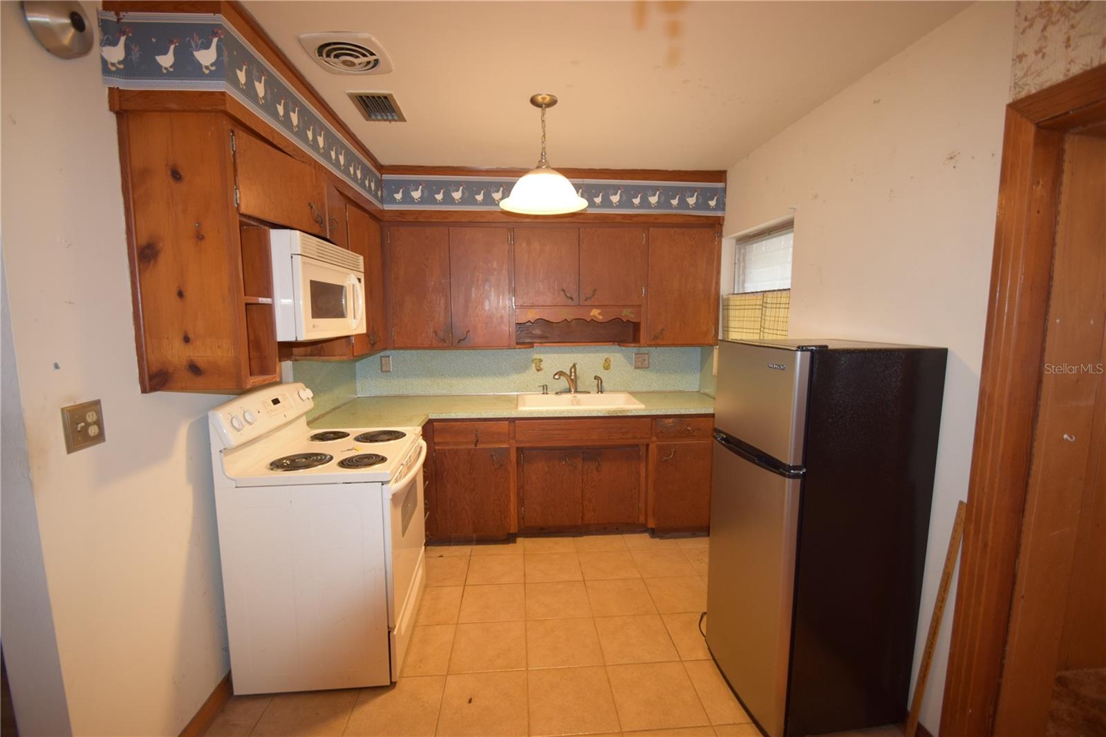 Image 9 of 19 For 431 Hampton Avenue