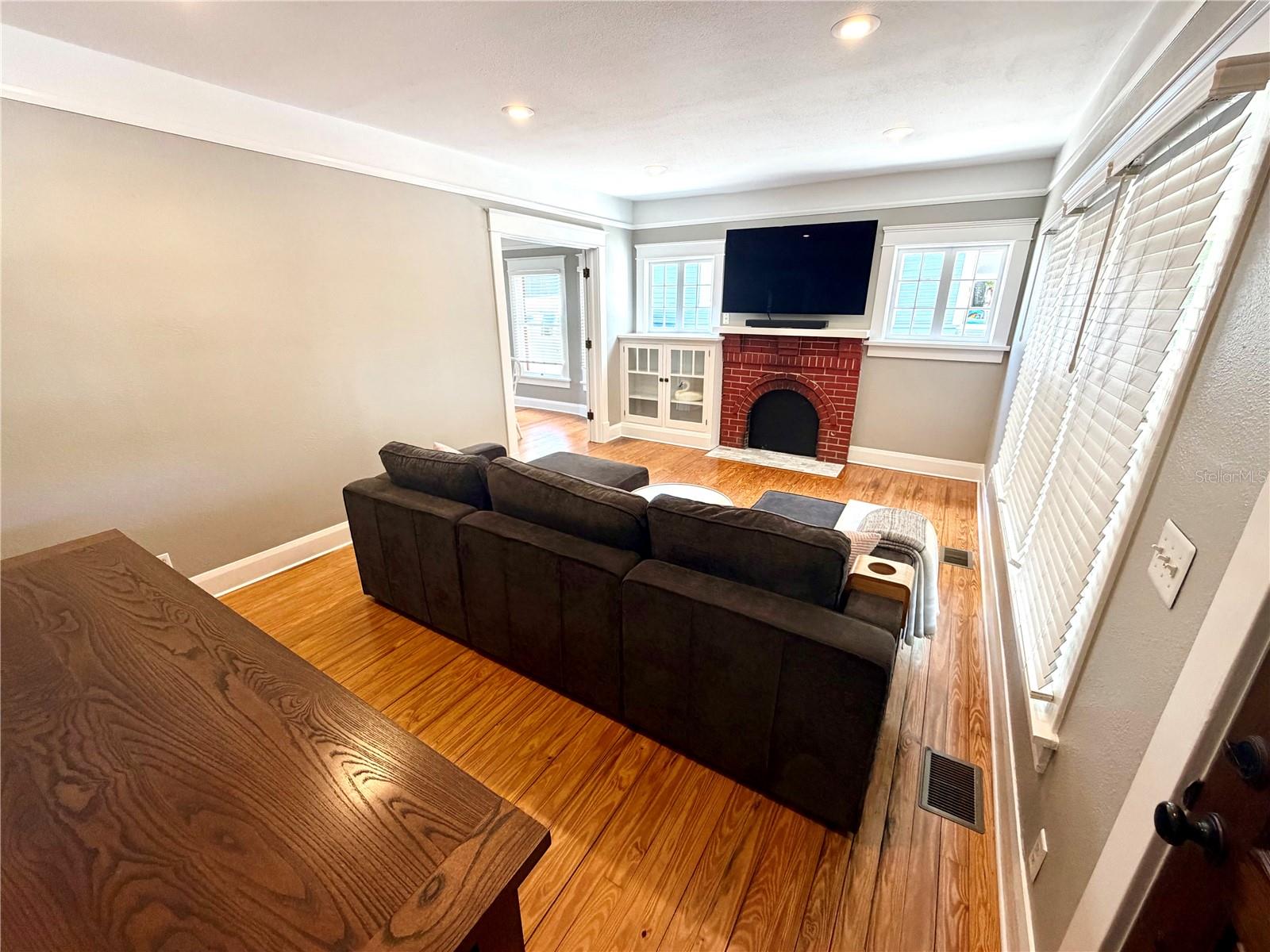 Image 31 of 66 For 821 Lime Street