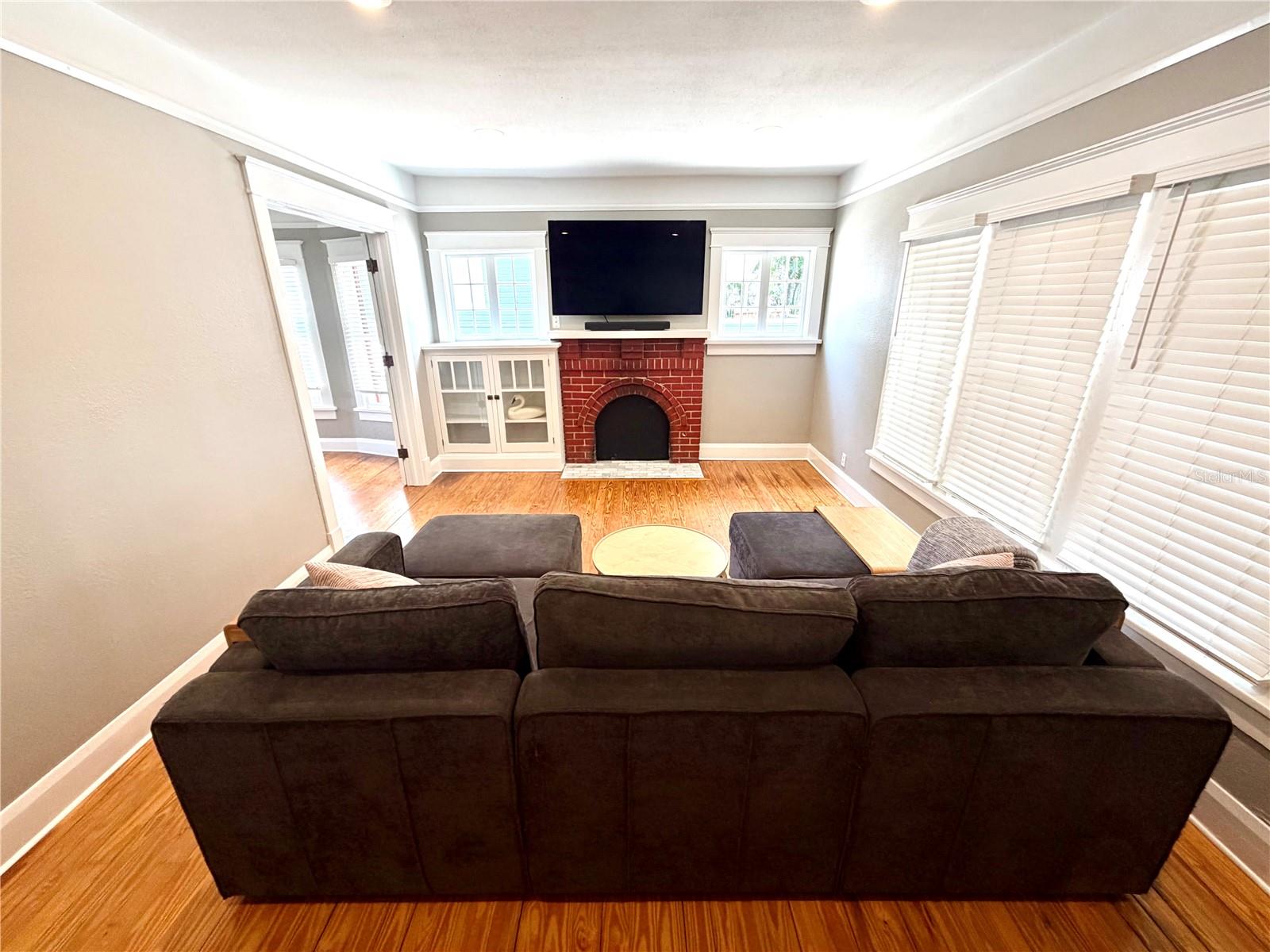 Image 32 of 66 For 821 Lime Street