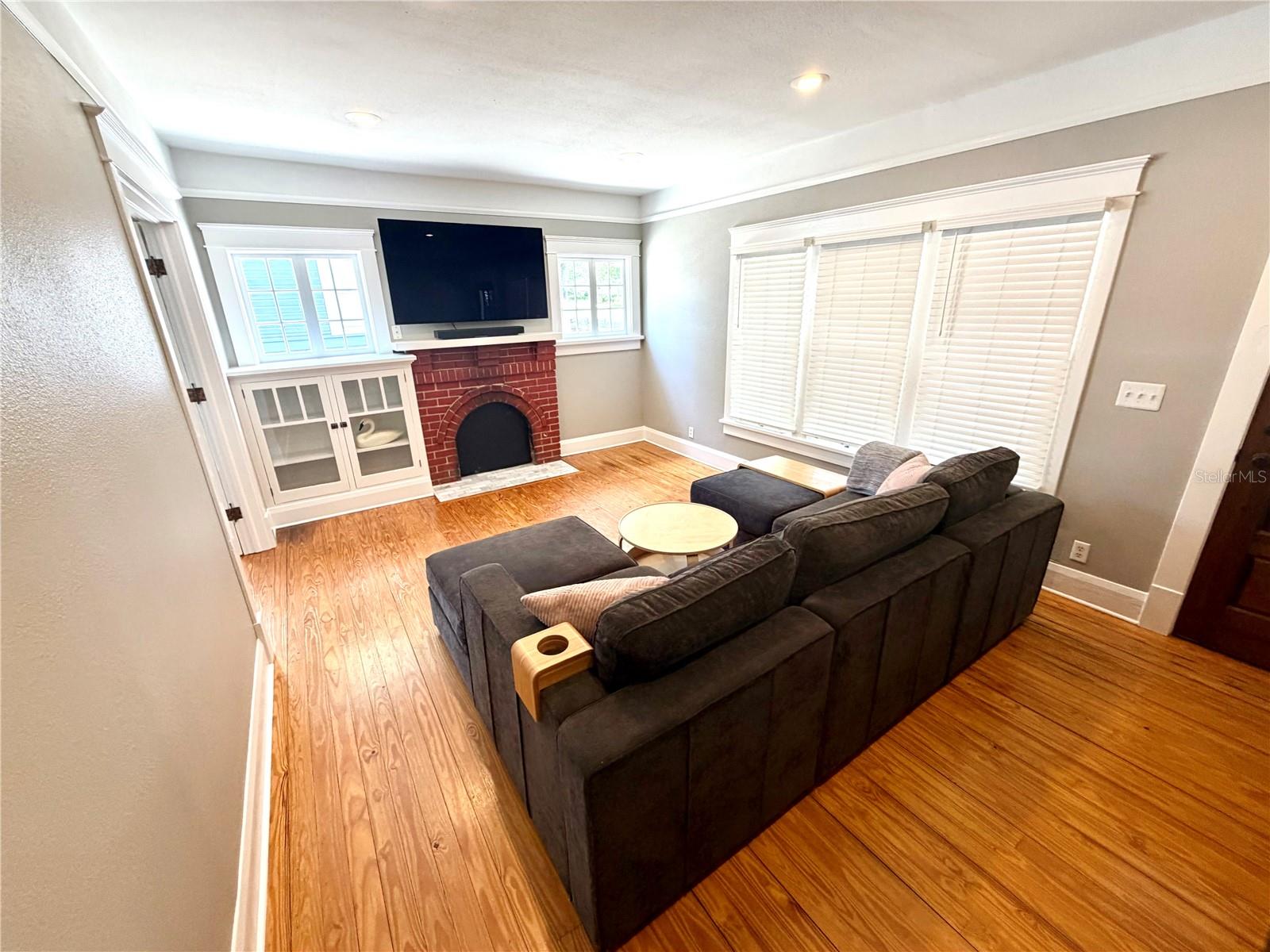 Image 33 of 66 For 821 Lime Street