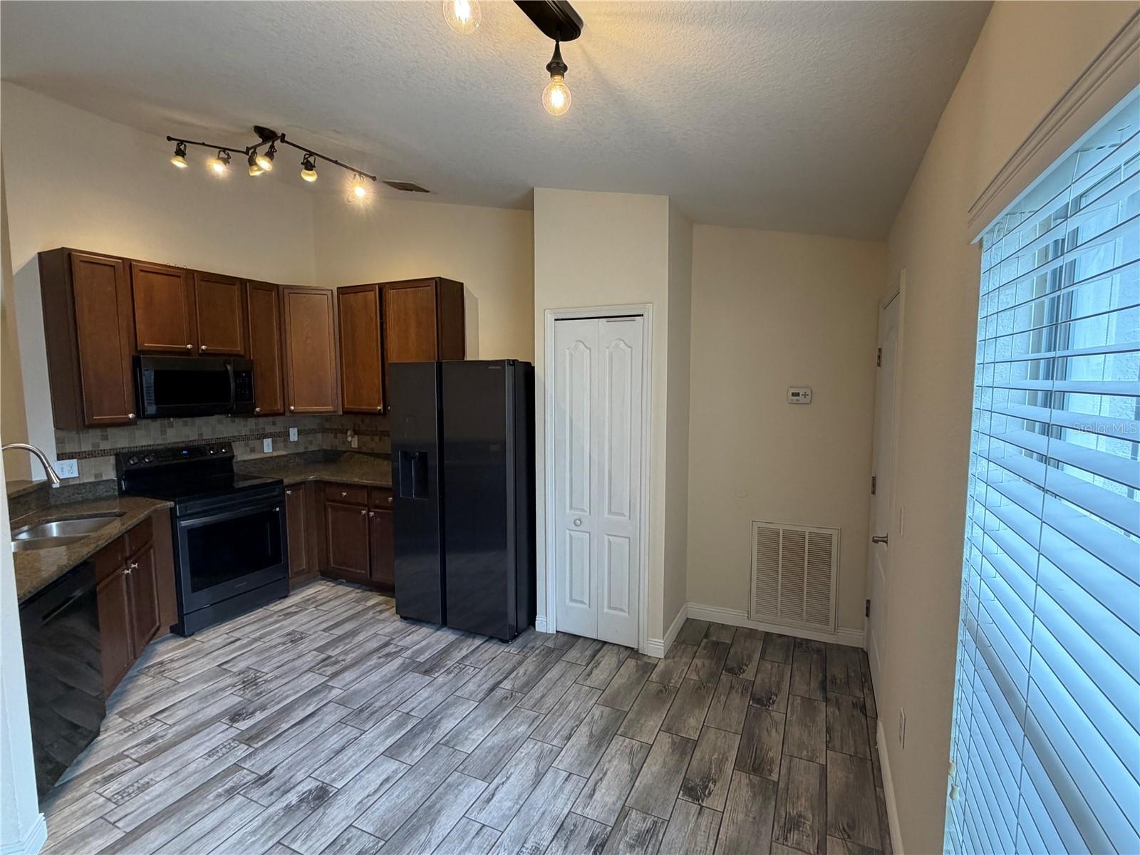 Image 5 of 21 For 762 Barrister Drive