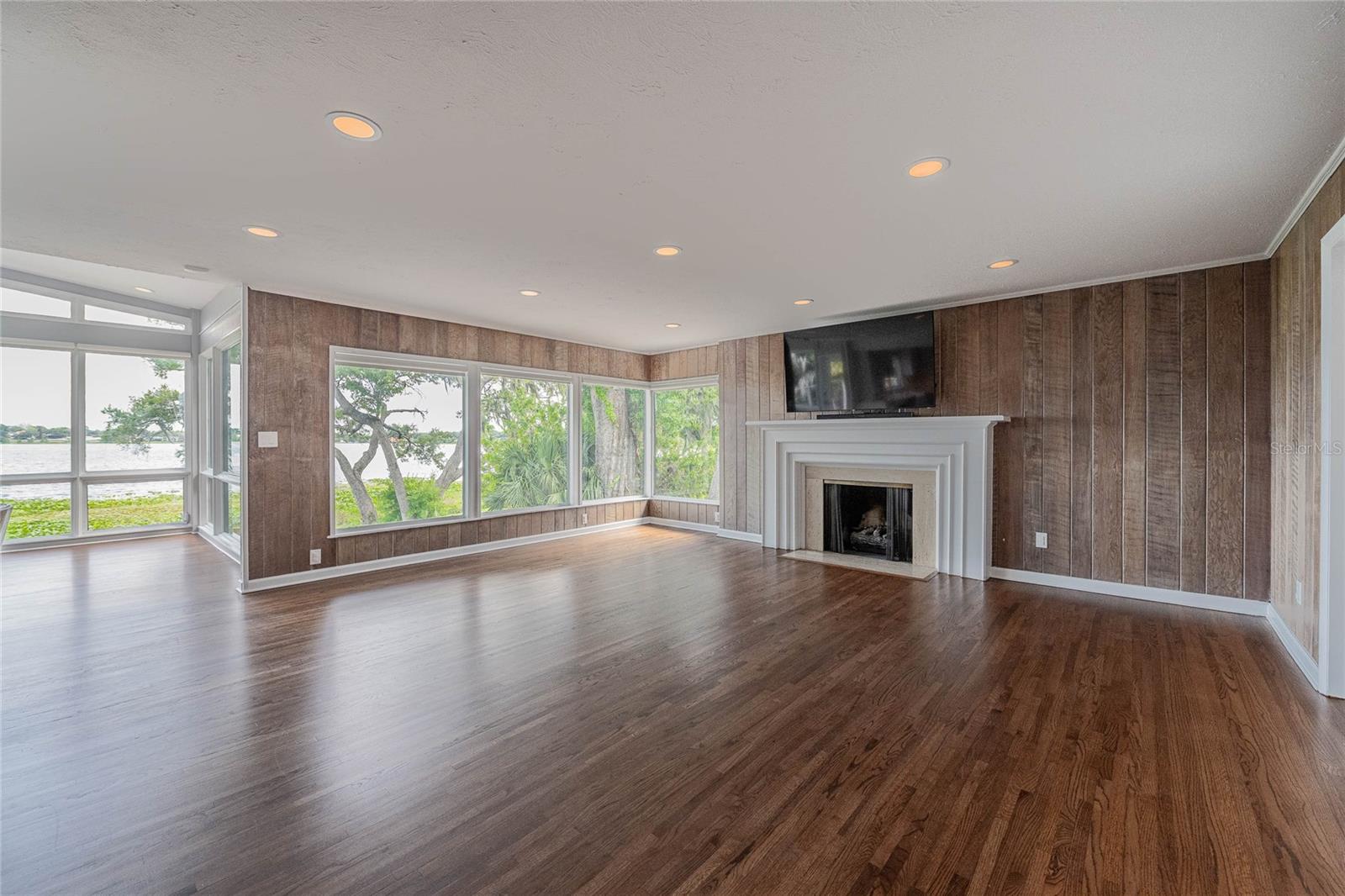 Image 7 of 80 For 7 Lake Hollingsworth Drive