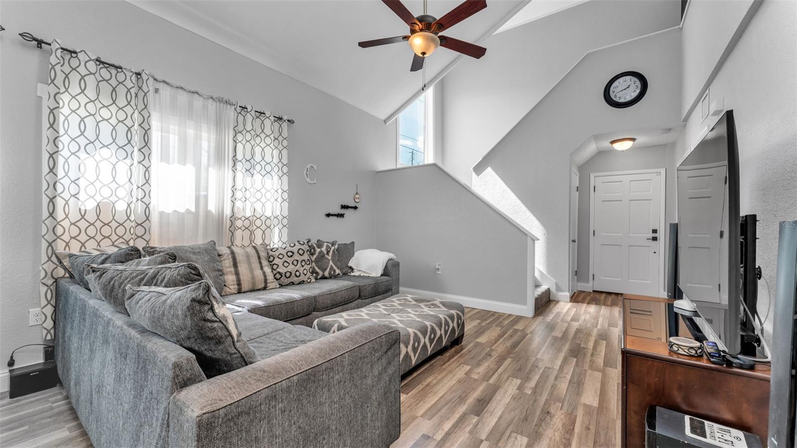 Image 11 of 39 For 728 Belmar Street