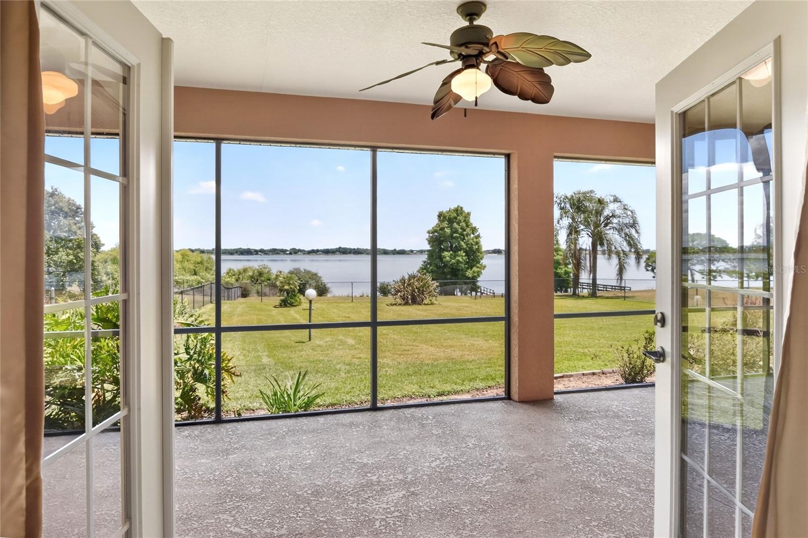 Listing photo id 9 for 761 Country Walk Cove