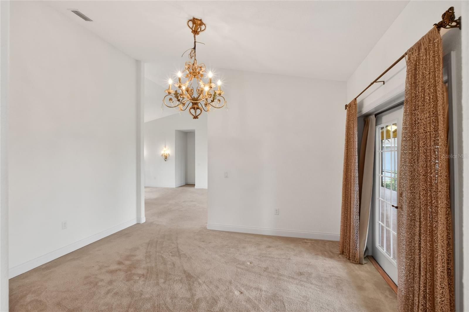 Listing photo id 15 for 761 Country Walk Cove
