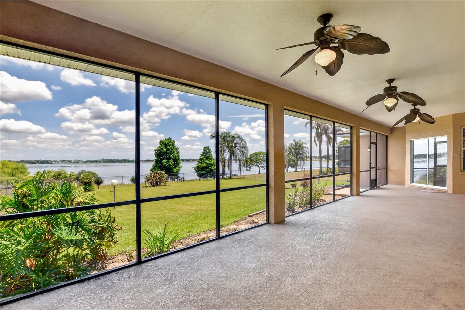 Listing photo id 1 for 761 Country Walk Cove
