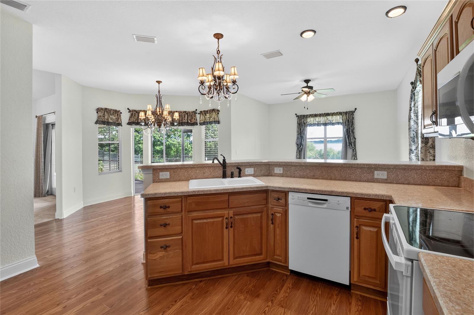 Listing photo id 7 for 761 Country Walk Cove