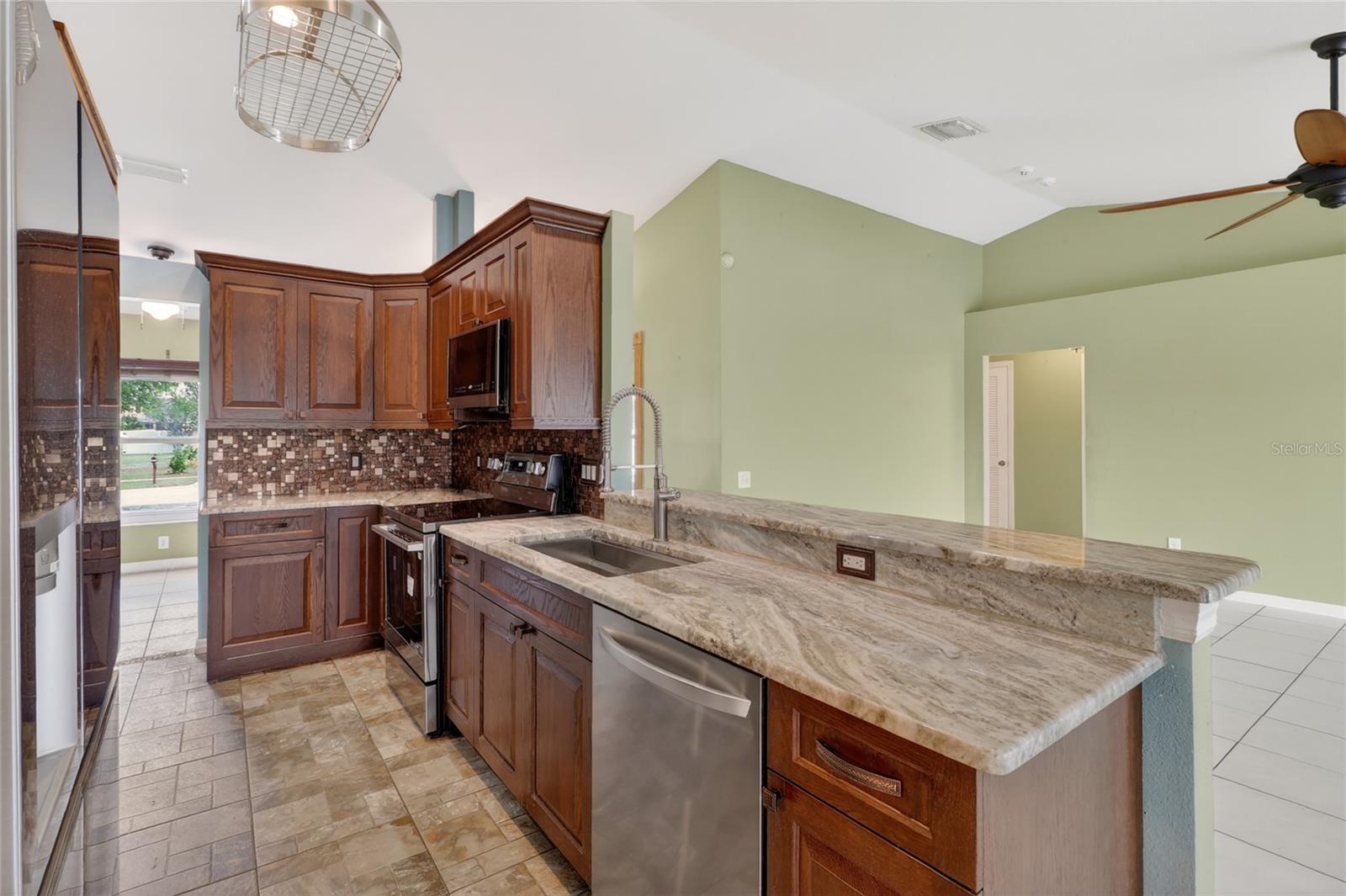 Image 18 of 48 For 12119 Colonial Estates Lane