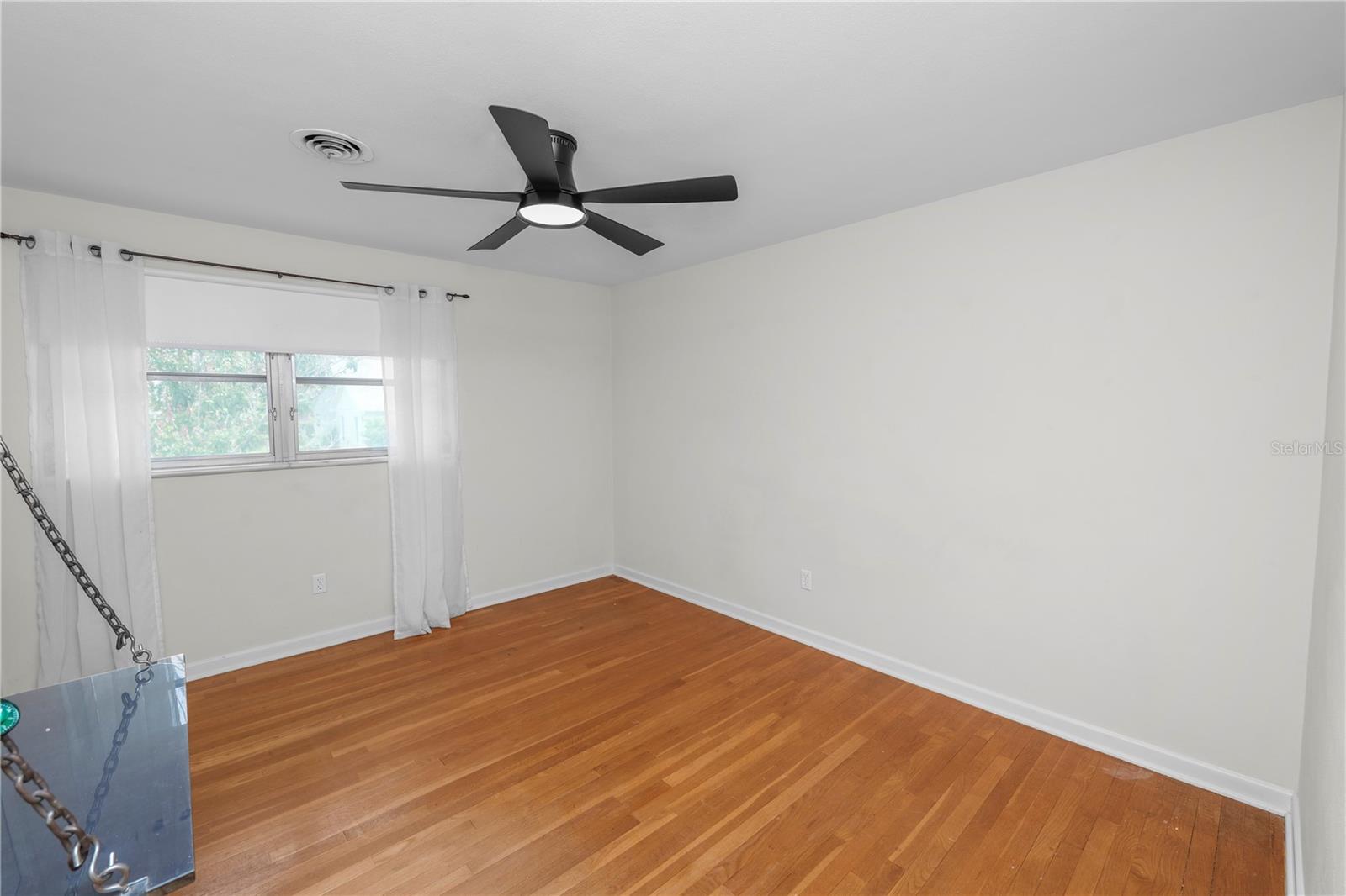 Image 42 of 97 For 2215 Woodbine Avenue