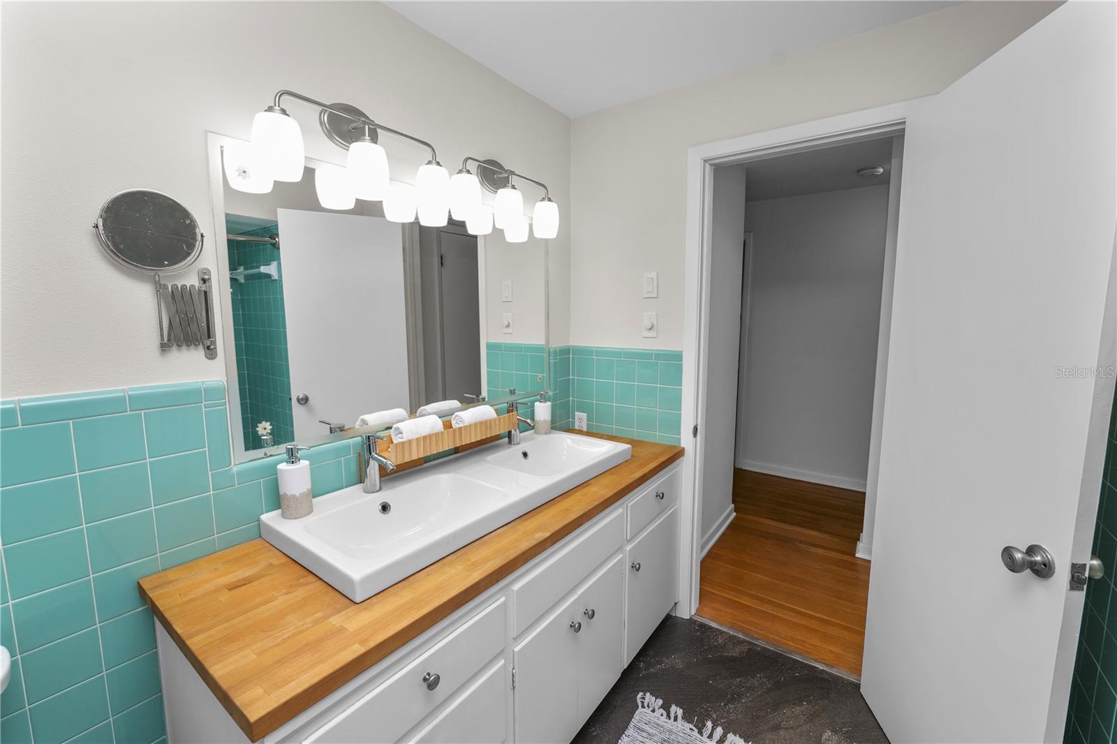 Image 53 of 97 For 2215 Woodbine Avenue