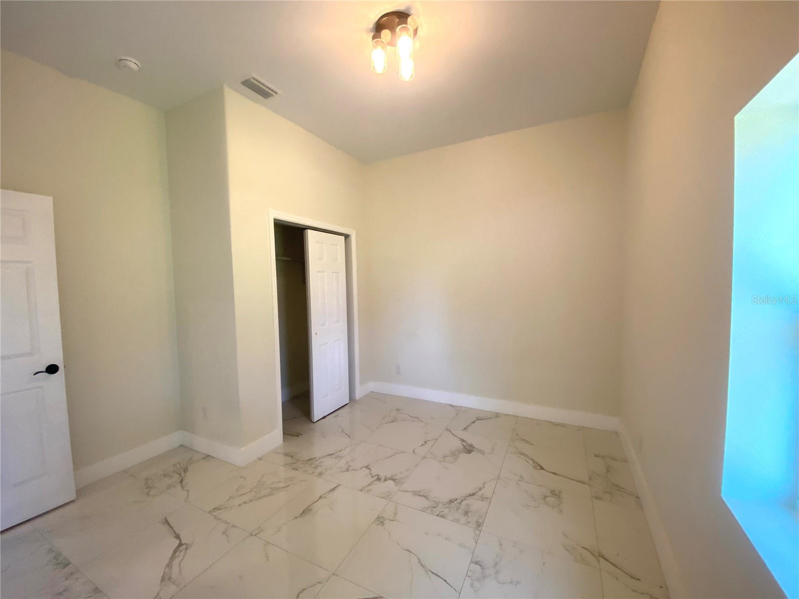 Image 18 of 29 For 207 Avenue E Se