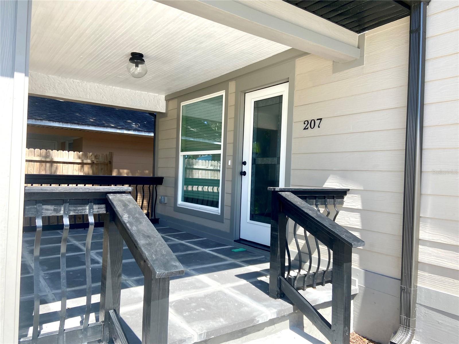 Image 4 of 29 For 207 Avenue E Se