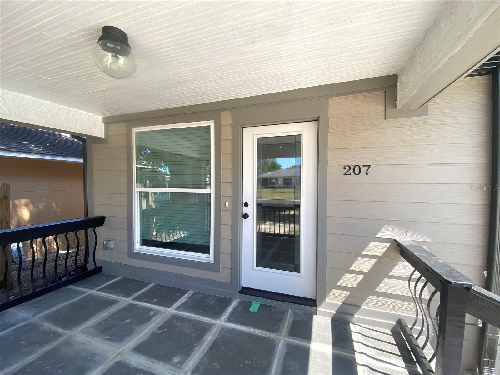 Image 5 of 29 For 207 Avenue E Se