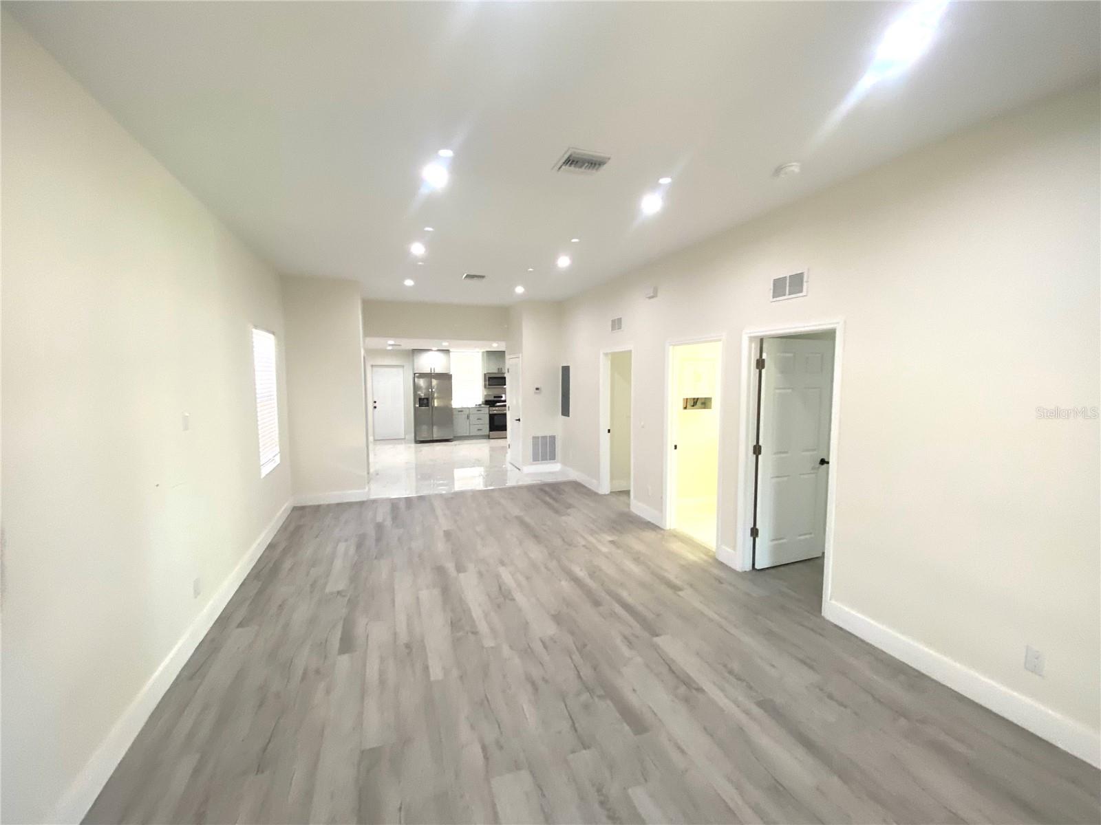 Image 6 of 29 For 207 Avenue E Se