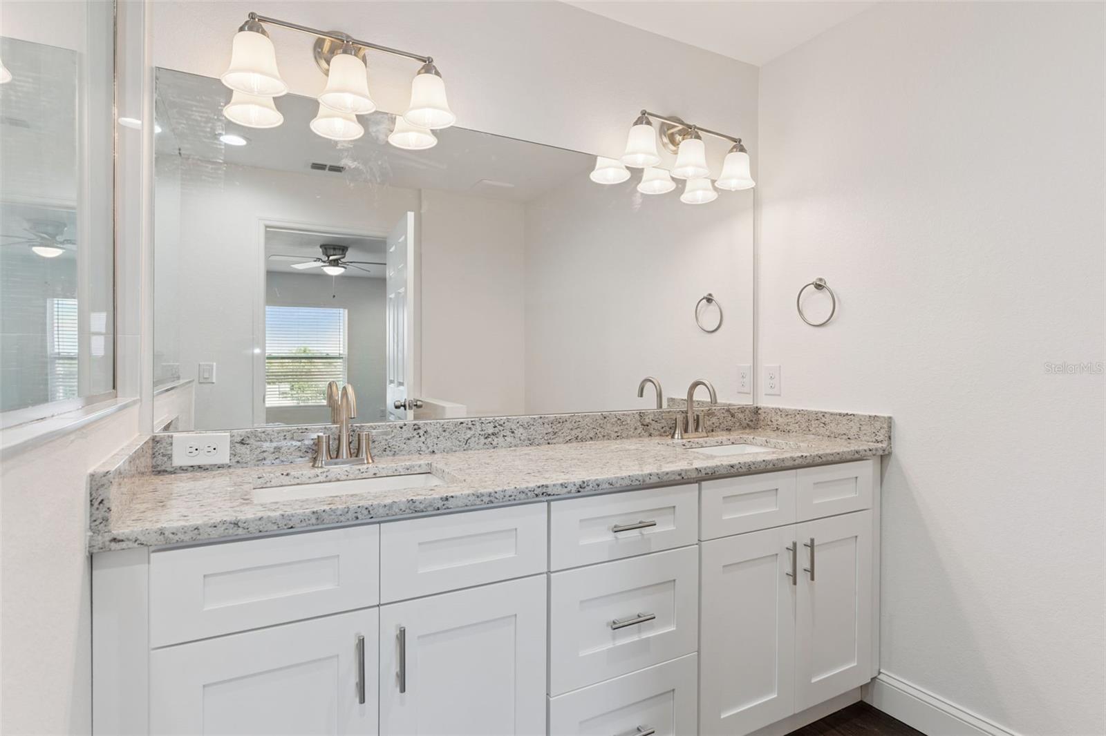 Image 18 of 42 For 1111-1113 Jewel Avenue
