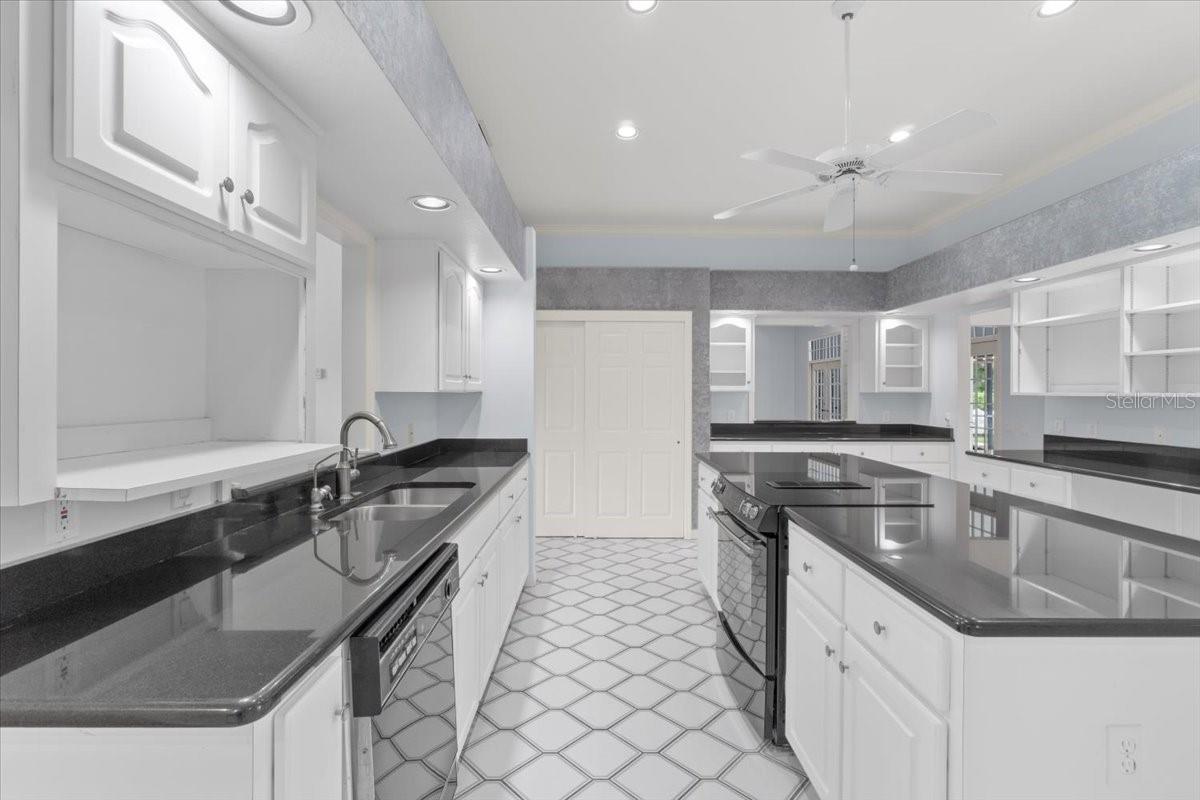 Image 30 of 61 For 725 Heritage Drive Ne