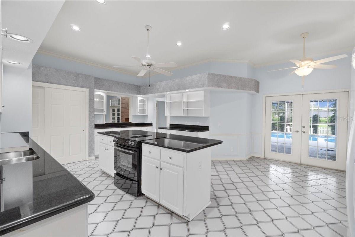 Image 6 of 61 For 725 Heritage Drive Ne