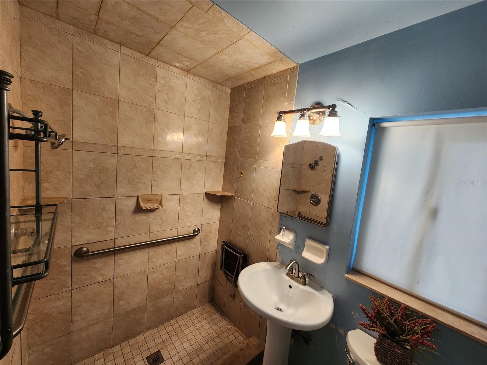 Image 18 of 27 For 2621 Canal Drive N