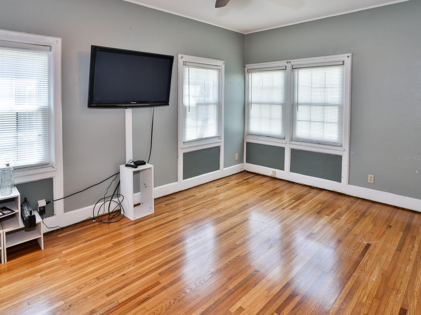Image 14 of 45 For 915 Kissengen Avenue