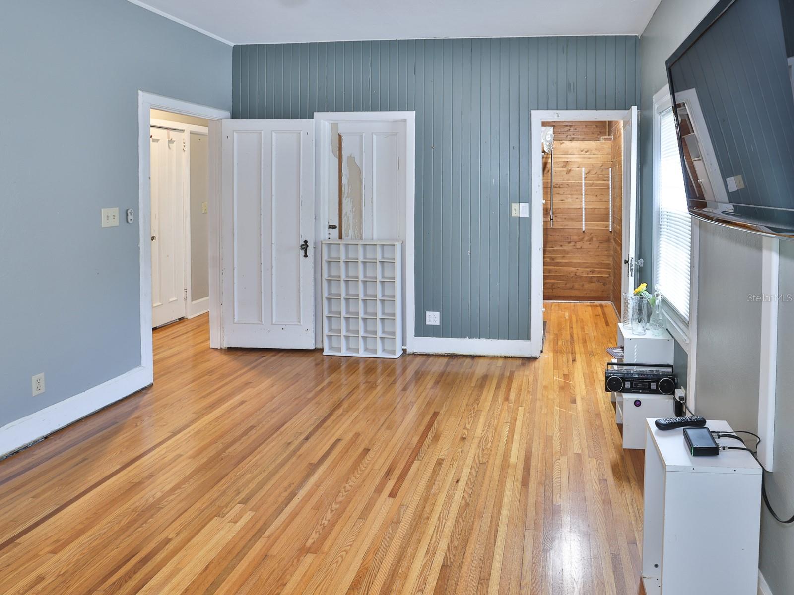 Image 15 of 45 For 915 Kissengen Avenue