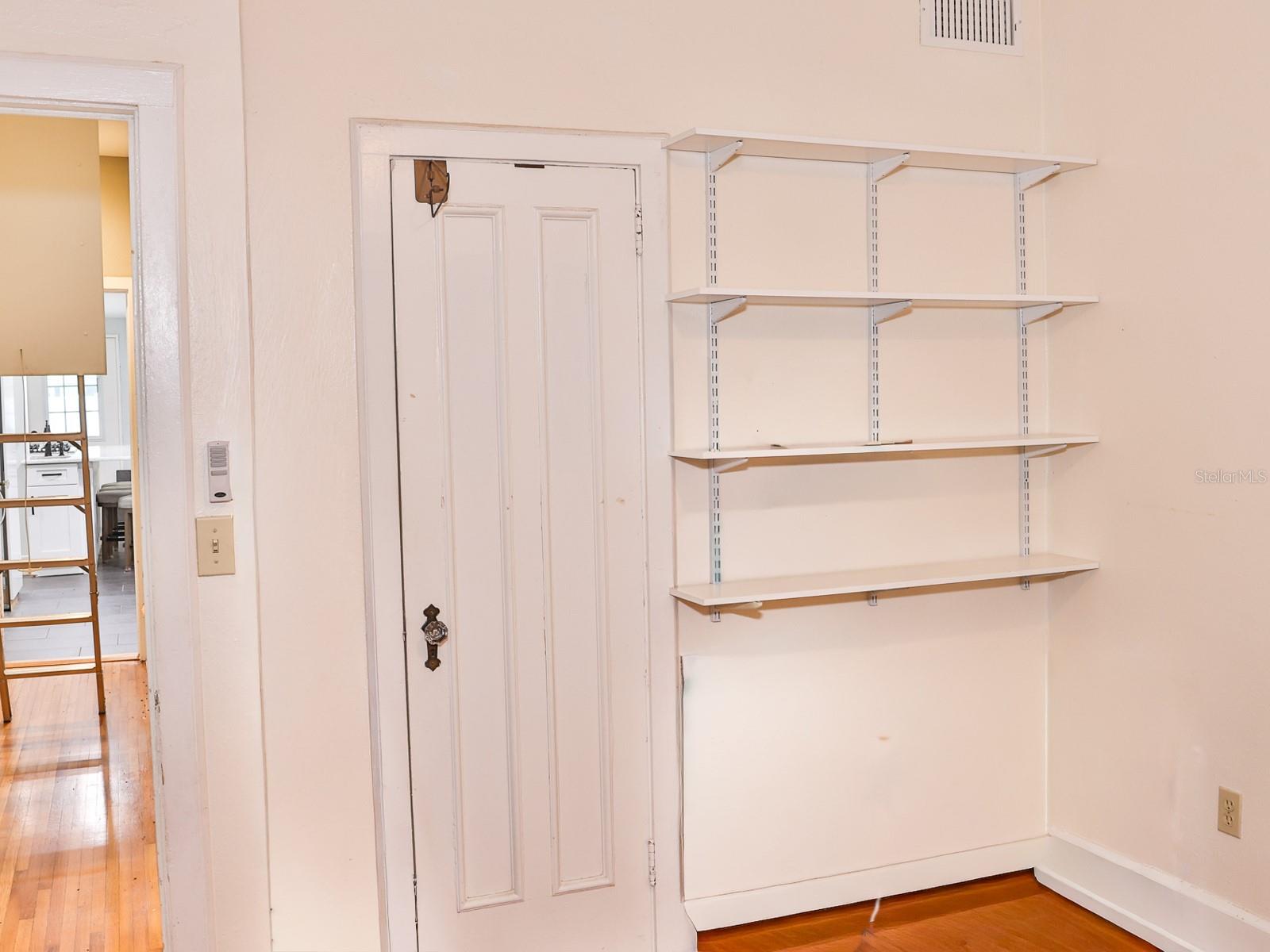 Image 25 of 45 For 915 Kissengen Avenue