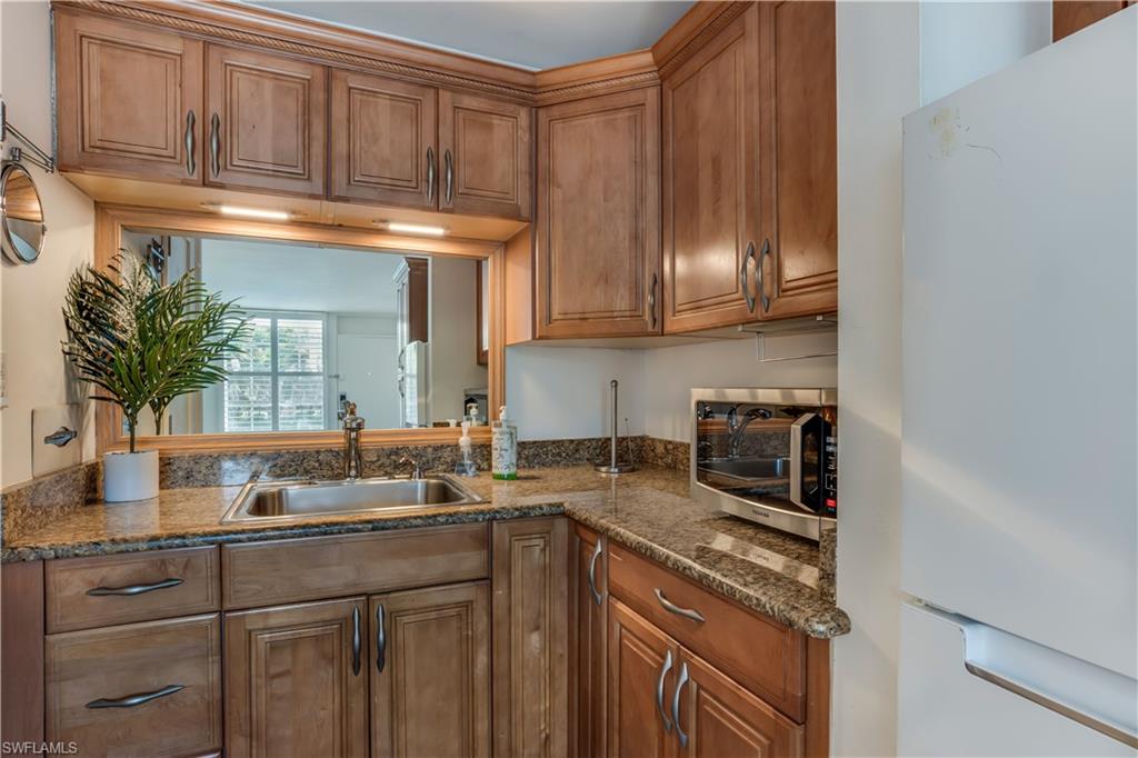 Image 4 of 11 For 2555 Tamiami Trl N 208