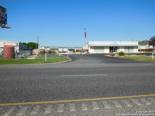 Listing photo id 40 for 8603 Us Highway 281 N