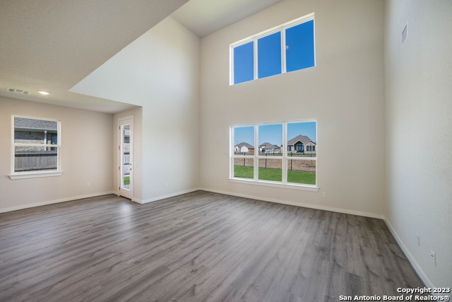 Listing photo id 8 for 461 Foxtail Valley