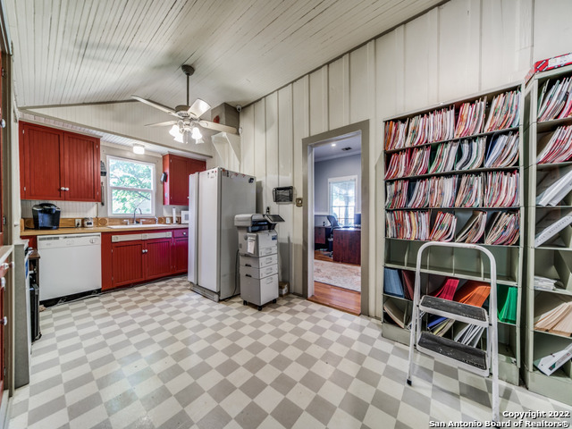 Listing photo id 7 for 116 Plant Ave N