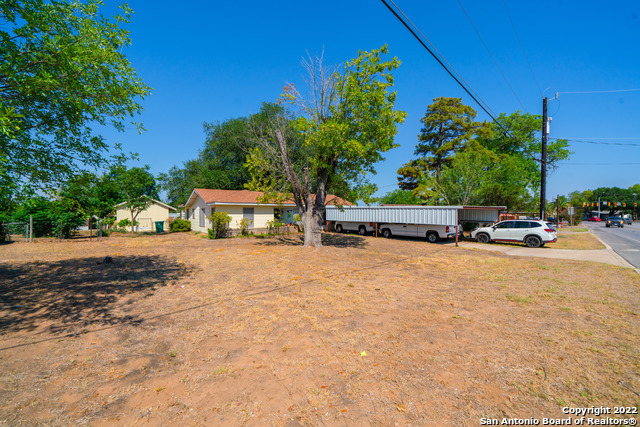 Listing photo id 9 for 19231 Fm 2790 E