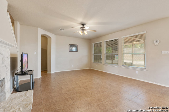 Listing photo id 3 for 3502 Ashland Clf