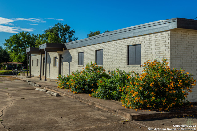 Listing photo id 2 for 200 Bowie St