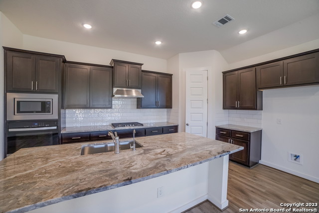 Listing photo id 2 for 465 Foxbrook Way