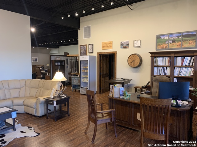 Listing photo id 9 for 2209 Main St E