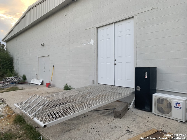 Listing photo id 38 for 2209 Main St E